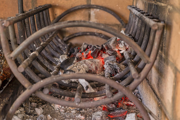Типичное аргентинское барбекю или асадо. Горящие дрова в гриле и раскаленные угли
 - Фото, изображение