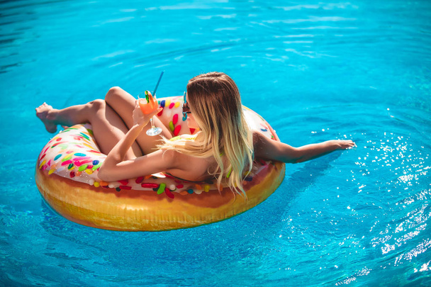 Nyári vakáció. Élvező napbarnított nő bikiniben a inflatab - Fotó, kép