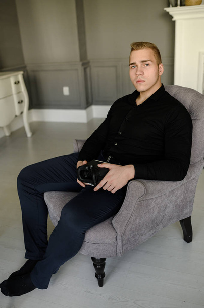 Young brutal man  Using VR In The Living Room - Foto, Imagen