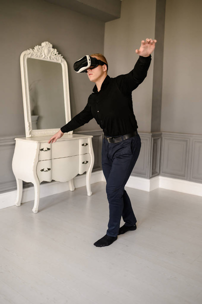 Young brutal man  Using VR In The Living Room - Foto, afbeelding
