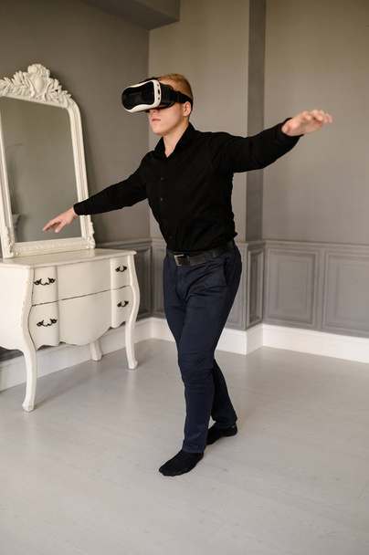 Young brutal man  Using VR In The Living Room - Fotoğraf, Görsel