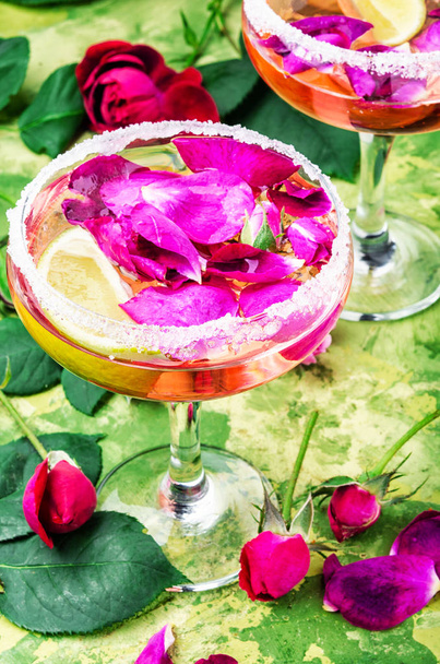 Cocktail alcolico basso con rosa
 - Foto, immagini