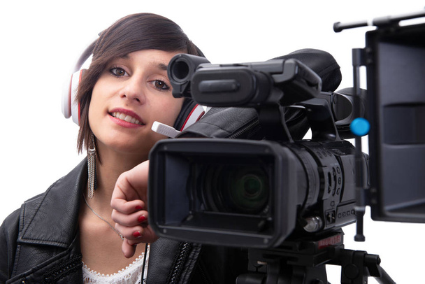νεαρή γυναίκα με επαγγελματική βιντεοκάμερα, σε λευκό - Φωτογραφία, εικόνα