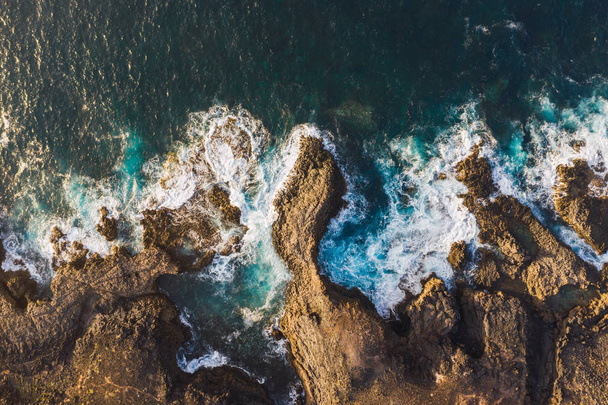 kayalıklar ile deniz kıyısı üst görünümü - Fotoğraf, Görsel