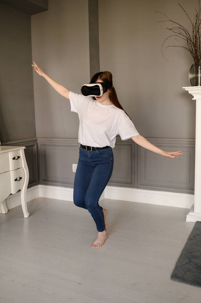 Young beautiful girl  Using VR In The Living Room - Valokuva, kuva