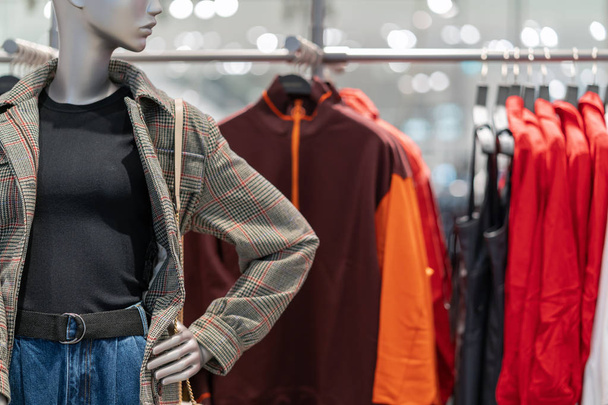 Onderdeel van vrouwelijke etalagepop gekleed in casual kleding in het winkelcentrum warenhuis voor winkelen, bedrijfsconcept mode en reclame - Foto, afbeelding