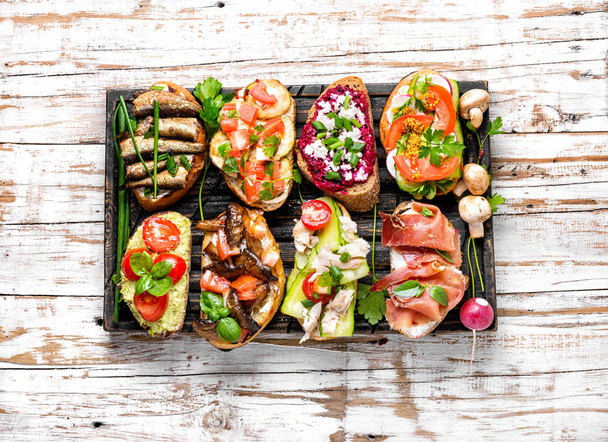 Bruschetta with various toppings - 写真・画像
