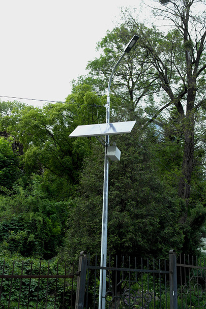 уличные лампы с солнечными батареями
 - Фото, изображение