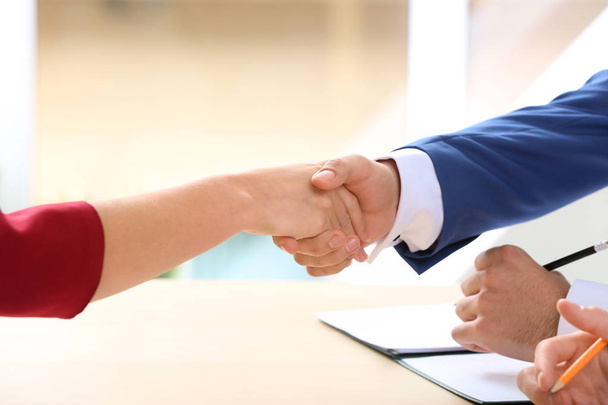 Gerente de recursos humanos estrechando la mano con el solicitante después de una entrevista exitosa - Foto, imagen