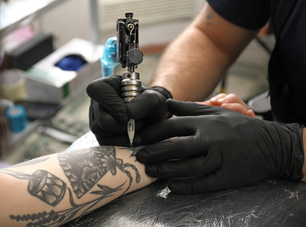 Artista profesional haciendo tatuaje en el salón - Foto, imagen