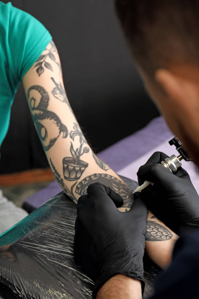 Професійний художник робить татуювання в салоні
 - Фото, зображення