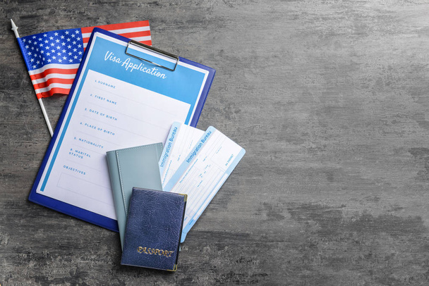 Formulář žádosti o vízum, dokumenty a vlajka USA na stole. Koncepce přistěhovalectví - Fotografie, Obrázek