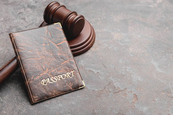 Το σφυρί του δικαστή και το διαβατήριο στο τραπέζι. Έννοια του δικαίου της μετανάστευσης - Φωτογραφία, εικόνα