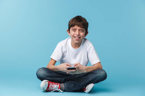 Image of european brunette boy 10-12y with freckles holding and  - Foto, Imagem