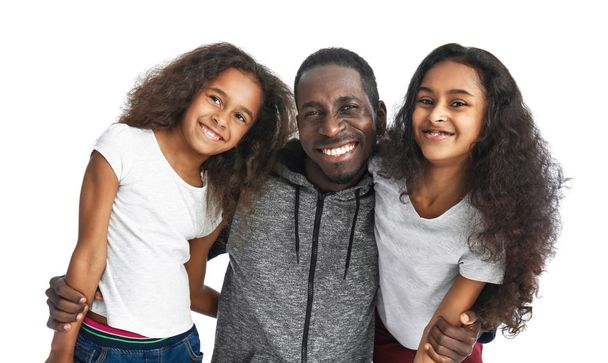 Lindas chicas afroamericanas con su padre sobre fondo blanco
 - Foto, imagen