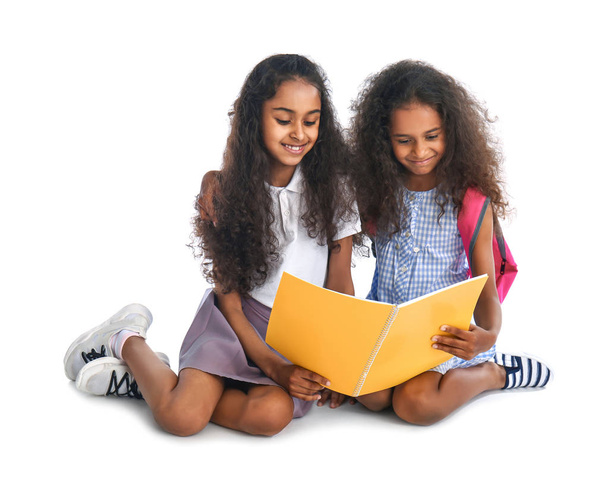 Χαριτωμένο Αφρο-Αμερικανίδες μαθήτριες με βιβλίο σε λευκό φόντο - Φωτογραφία, εικόνα