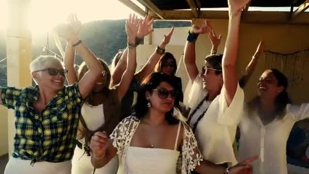 Fröhliche und gut gelaunte Frauengruppe tanzt und amüsiert sich zu Hause auf dem Dach - Menschen feiern zusammen, lachen viel und genießen Freundschaft - Hintergrund aus der Stadt - Filmmaterial, Video