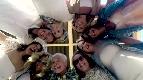 Grupo feliz e alegre de mulheres amigas juntas se divertindo no telhado em casa - pessoas comemorando junto com rir muito e desfrutar de amizade - vista de fundo da cidade - Filmagem, Vídeo