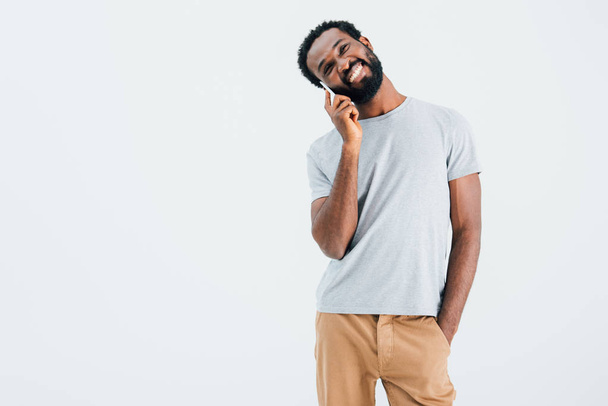 heureux homme afro-américain parlant sur smartphone, isolé sur gris
 - Photo, image