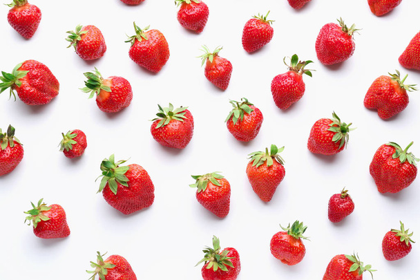 reife rote Erdbeere auf weißem Hintergrund - Foto, Bild