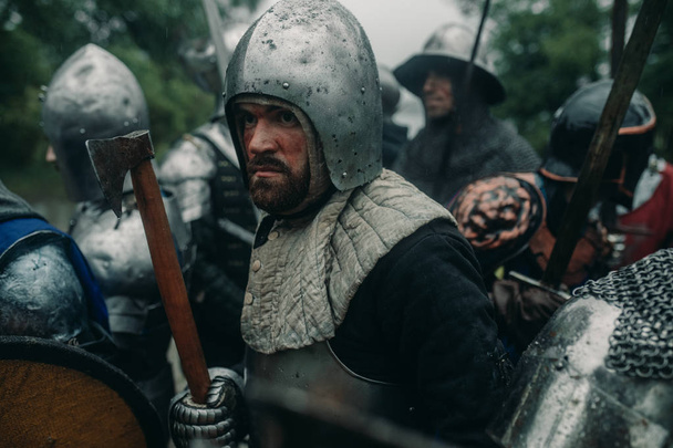 Отряд средневековых рыцарей крестоносцев стоит в броне с
  - Фото, изображение