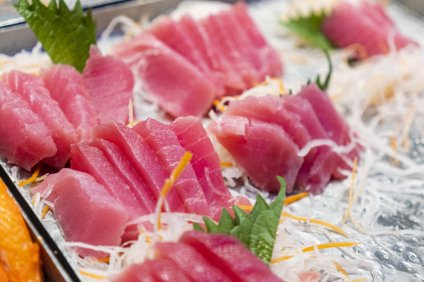 Toboganes de pescado colocados en bandejas, restaurantes japoneses
 - Foto, imagen