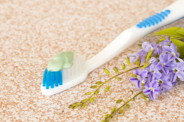 spazzolino da denti assistenza sanitaria per la disposizione cavità orale piatto laici stile su piastrelle di sfondo
 - Foto, immagini