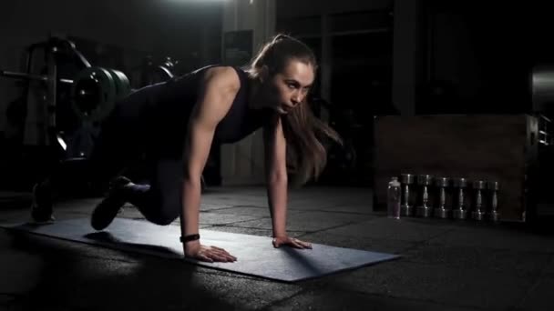 sportowa atrakcyjna dziewczyna robi Running Plank. Siłowni. Trening fitness. Ćwiczenia wieczorowe wzmacniają mięśnie. Koncepcja zdrowego stylu życia. - Materiał filmowy, wideo