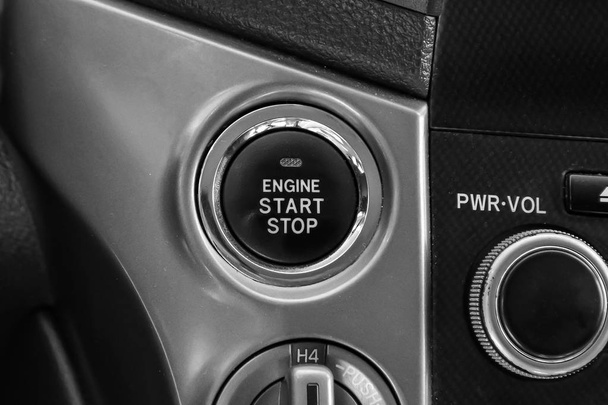 Кнопка запуску і вимикання запалювання автомобіля близько-u - Фото, зображення
