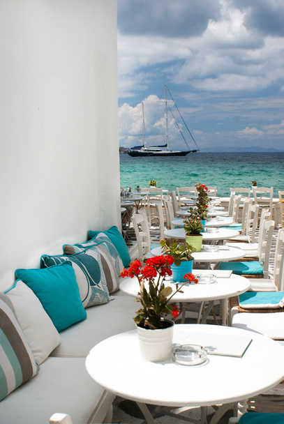 Традиционное греческое кафе на острове Миямос, Греция
 - Фото, изображение