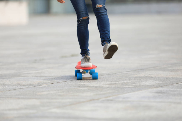 Woman skateboarder skateboarding at city, Healthy Lifestyle - Fotoğraf, Görsel