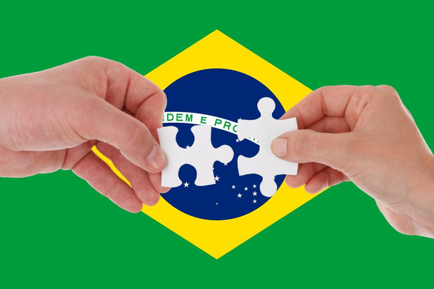 Brasilianische Flagge, Integration einer multikulturellen Gruppe junger Menschen - Foto, Bild