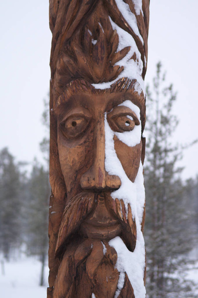 A lapp bálvány arca fából faragott pólusokkal - Fotó, kép