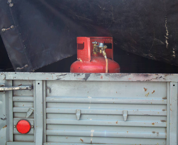 Φορητός κύλινδρος αερίου στο σώμα του φορτηγού - Φωτογραφία, εικόνα