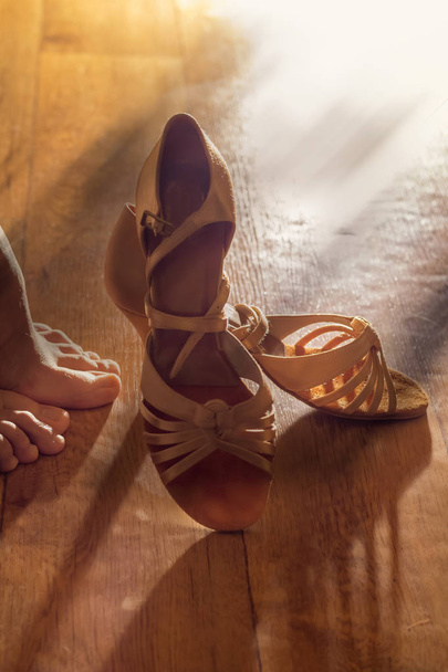 女性の足と社交ダンスのクローズ アップのための靴。パフォーマンス、ダンスの概念のための準備 - 写真・画像