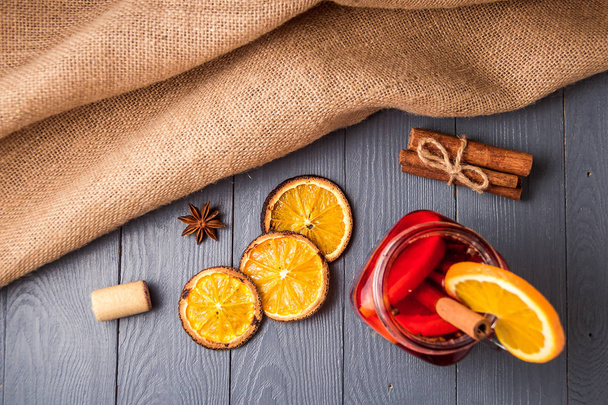 Mulled wine and spices on gray wooden background. Selective focus. Top view with copyspace. - Foto, Imagen