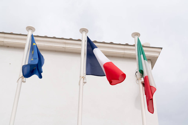 Franse Italiaanse Europa EU vlag op muur bouw symbool samenwerking - Foto, afbeelding