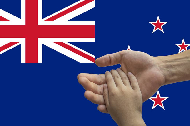 Flaga Nowej Zelandii, integracja wielokulturowym Grupa młodych ludzi - Zdjęcie, obraz