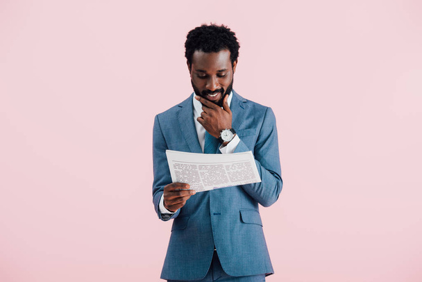 glücklich afrikanisch-amerikanischer Geschäftsmann liest Zeitung isoliert auf rosa - Foto, Bild