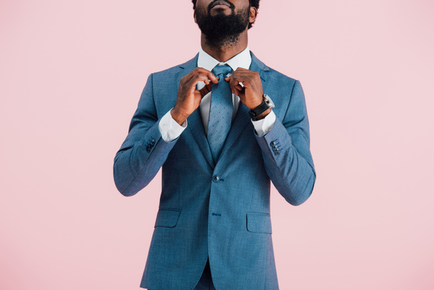 vista recortada de hombre de negocios afroamericano en traje y corbata, aislado en rosa
 - Foto, imagen