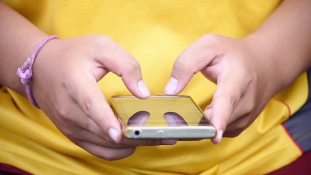 Les doigts sont textos sur les téléphones portables dans les mains des hommes
. - Séquence, vidéo
