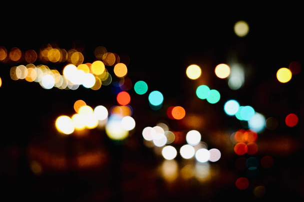 kleurrijke bokeh lichten in de straat in de stad 's nachts - Foto, afbeelding