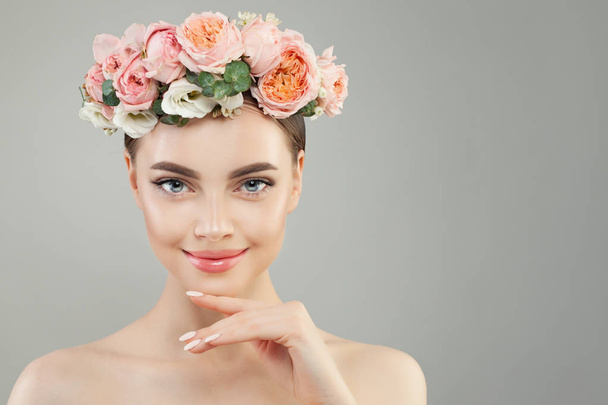Pretty spa woman with clear skin and tender rose flowers portrait - Valokuva, kuva