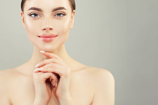 hübsch lächelnde Frau Wellness-Modell mit klarer Haut auf grauem Hintergrund - Foto, Bild