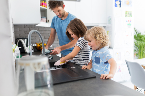 Дети помогают отцу на кухне
 - Фото, изображение
