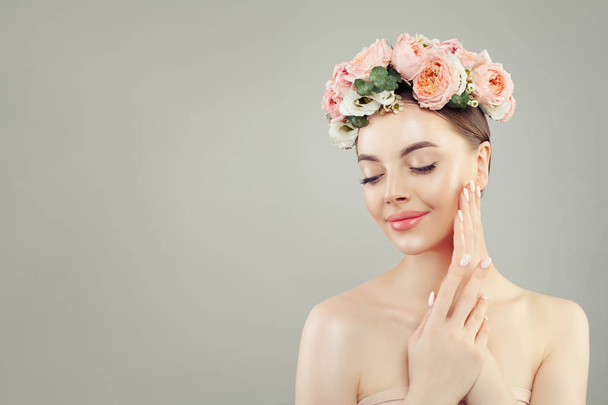 Θηλυκό πρόσωπο. Υγιής γυναίκα με καθαρό δέρμα και λουλούδια. Skincare - Φωτογραφία, εικόνα