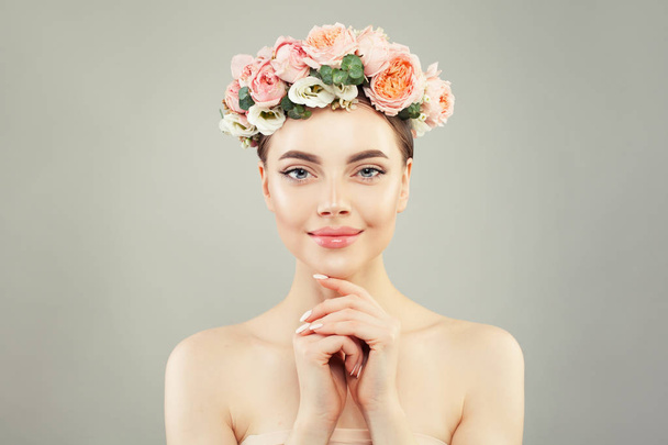 Beautiful healthy woman with clear skin and tender rose flowers. - Foto, Imagem