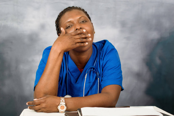 jovem mulher médico sonolento no escritório
 - Foto, Imagem