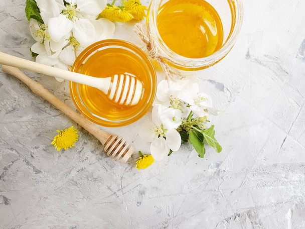 miel frais en fleurs cerise sur un fond de béton gris
 - Photo, image