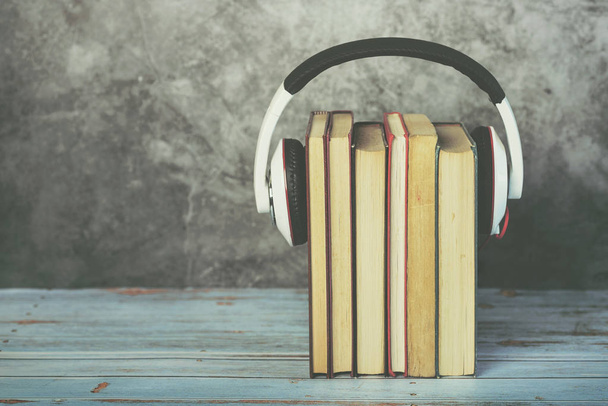 Concepto de audiolibros, libros y auriculares
 - Foto, imagen